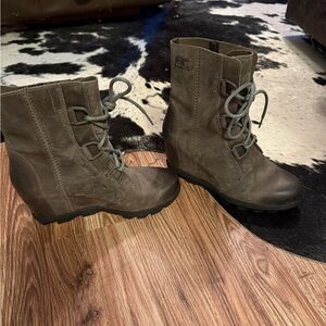 Sorel Women's Gray Lace Up Wedge Boots